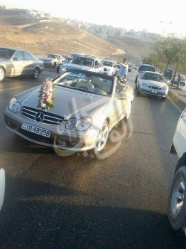 نفاذ البنزين من مركبة عروسين في عبدون .. شاهد ماذا فعل العريس ..؟!
