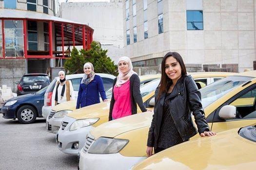 مجموعة من الفتيات الأردنيات تطلق تحت رعاية السفارة الأمريكية في عمان مشروع التاكسي النسائي في عمان.