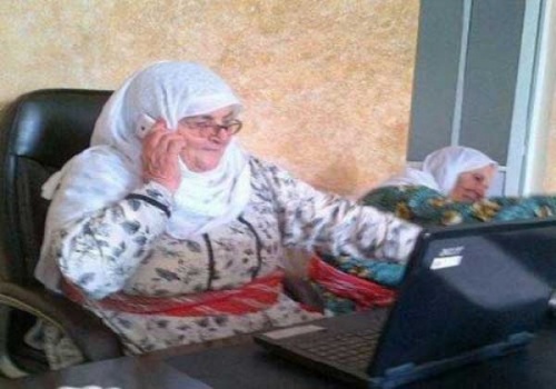حجة فلسطينية مودرن.. السبعينية أم فايز الشحروري … تميزت في عالم الفيسبوك والواتس آب والفايبر .. صور