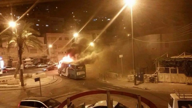 فيديو :&rlm;احتراق‬ حافلة مستوطنين في رأس العامود بالقدس‬ المحتلة، عقب استهدافها من قبل الشبان بالزجاجات الحارقة