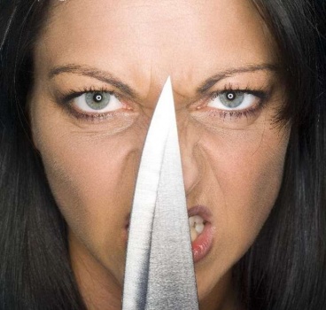 أمريكية تهدّد زوجها بسكين لأنه رفض معانقتها!