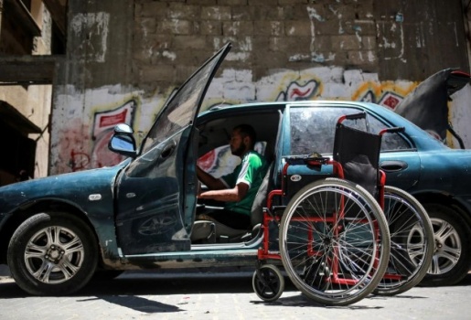 فلسطيني مبتور الساقين يعمل سائق أجرة في غزة