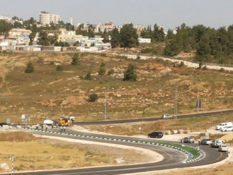 سلطات الاحتلال تعيد فتح شارع الــ DCO المغلق منذ عام 2000