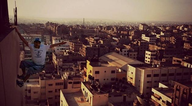 بالفيديو.. مجازفون ينفذون حركات خطيرة على أسطح مباني غزة