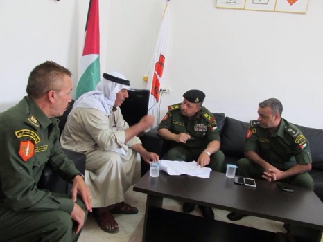 قائد الارتباط العسكري الفلسطيني يلتقي بمختار عشيرة العرينات المصادر من اراضيهم مئات الدونمات في الاغوار الشمالية
