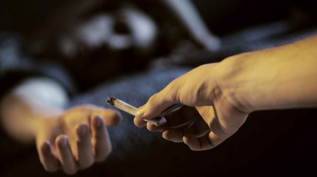 مواطن يبلغ عن شقيقه لتعاطيه المخدرات في طولكرم