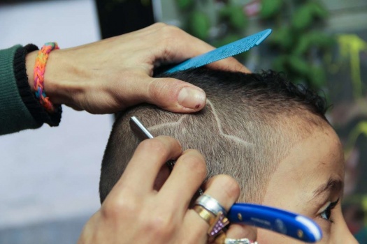مواطن يرفع قضية على "حلاق" ويطالبه بتعويض قيمته 2000 دينار بسبب خطأ بالحلاقة