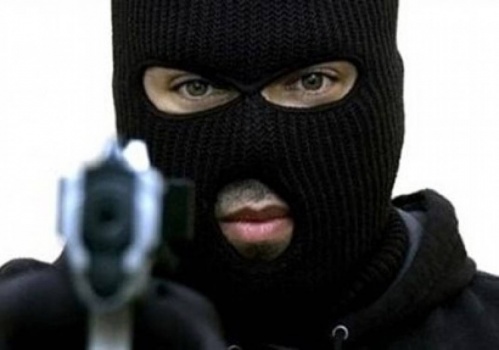 سطو مسلح على مركبة لمدير بنك وسرقة 2.5 مليون شيقل و200 ألف دولار