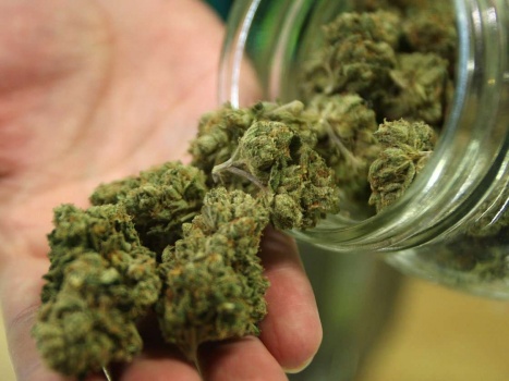 في ‫&rlm;رام‬ الله وضعا &rlm;مخدرات‬ في مركبة للإيقاع بشخص.. فضبطتهما ‫&rlm;الشرطة‬.. .