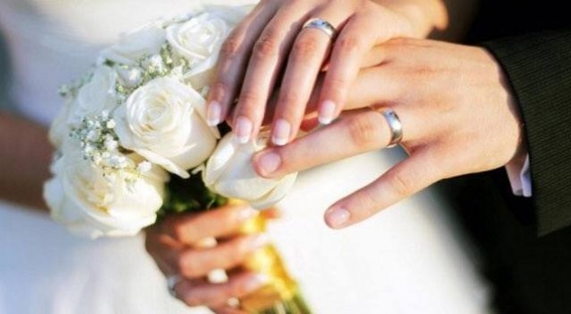 أب يؤدب إبنته على إهمالها بتزويج زوجها بإخرى