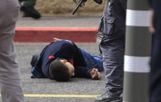 شهيد متأثرا بجراحه برصاص الاحتلال في القدس واصابة اخر قرب بيت ايل بحجج الطعن