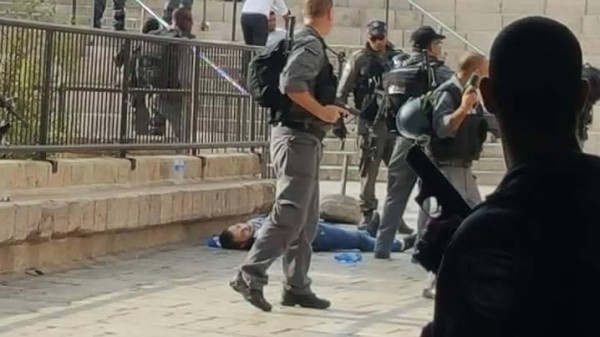بالصور..عملية طعن جديده بالقدس: شهيد واصابة 3 جنود