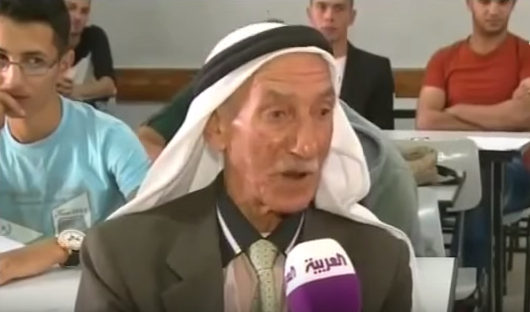 شاهد:أطلبوا العلم في الخليل.. فلسطيني في الثمانين يكمل دراسته الثانوية