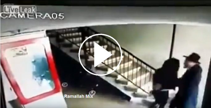 فيديو| رجل دين يهودي يعتدي جنسياً على فتاة صغيرة أمام أمها..!!!