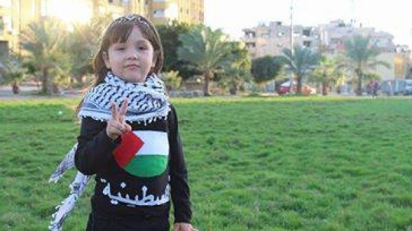 فيديو:ابنة الثلاث أعوام .."ملاك جواد" تنسج بقصائدها خارطة الثورة لفلسطين