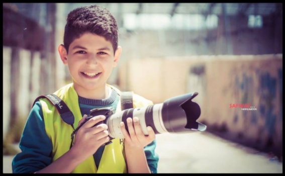 بالصور..." الطفل "أسامة عابدين" تمنى لقب أصغر "مصور" صحفي فلسطيني وحصل عليه
