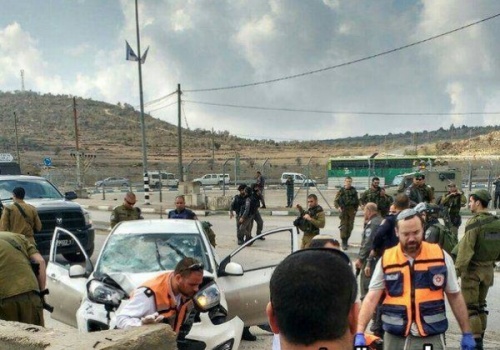 بالصور والفيديو..إصابة شاب من جنين برصاص الاحتلال على حاجز زعترة بدعوى دهسه جنودا إسرائيليين