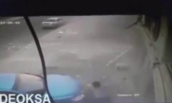 فيديو مروع.. سيارة تقتحم صالون حلاقة بمكة المكرمة وتقتل شخصين