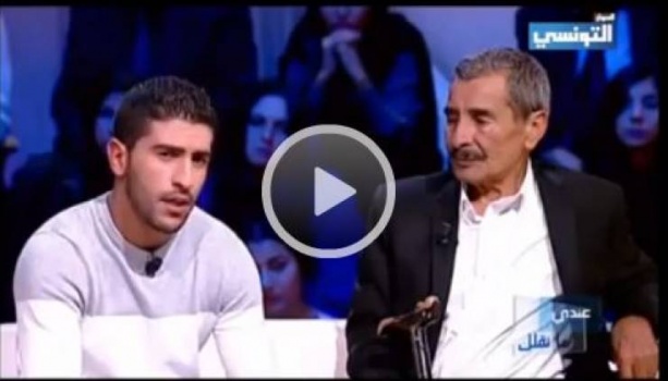 فيديو |شاهد ماذا فعل شاب بوالده بعد أن اصلح الخلاف بينهم !