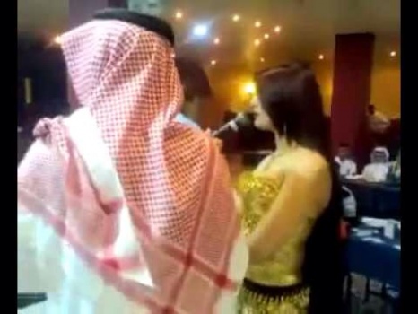 سعودي يدعي المرض ليصرف مال زوجته على !!!!!!