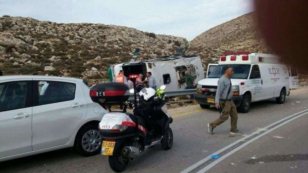 بالصور |مقتل وإصابة 40 مستوطنا وجنديا بانقلاب حافلة