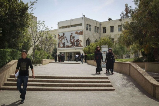 فيديو : اقتحام جامعة القدس ابوديس ومواجهات داخل الحرم الجامعي