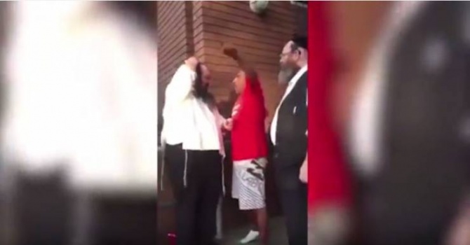بالفيديو |رجل يضرب يهودي أمام كنيسة ويطالبه بالرحيل!!