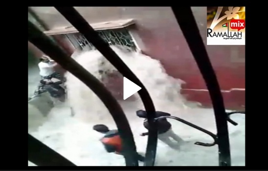 فيديو :باعجوبة شبان اردنيون يخاطرون بحياتهم لانقاذ عائلة من موت محقق !!