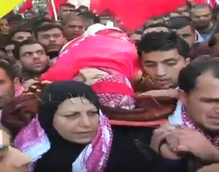 فيديو :والدة الشهيد خالد جوابرة تحمل جثمانه خلال التشييع والدفن تنفيذا لوصيته