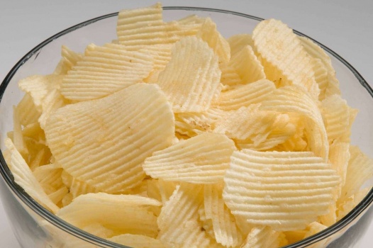 الصحة البريطانية تحذر من تناول الشيبس والتوست
