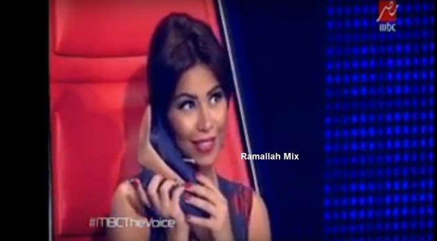 فيديو| مرة أخرى ترفع شيرين حذاءها بوجود المتسابق الجزائري.. ما السبب!؟