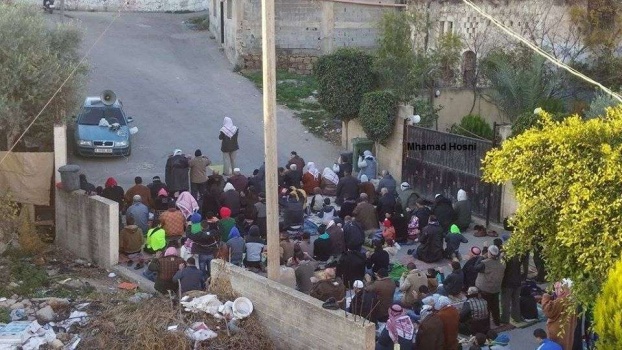 العشرات من المواطنين يؤدون صلاة الأستسقاء في بلدة السيلة الحارثية غرب جنين