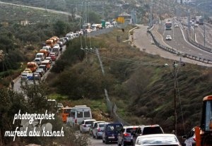 قوات الاحتلال تحتجز عشرات المركبات غرب رام الله