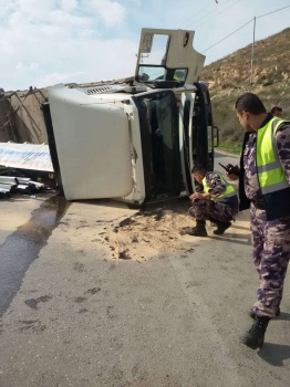 بالصور..أنقلاب شاحنة في جنين