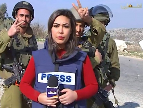 السجن 14 يوما للجنود الذين ضايقوا مراسلة تلفزيون فلسطين