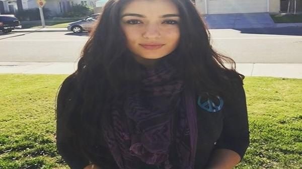 بالصور...فتاة مسلمة تثير الضجة لتوجيهها رسالة للمرشح الأمريكي "دونالد ترامب"