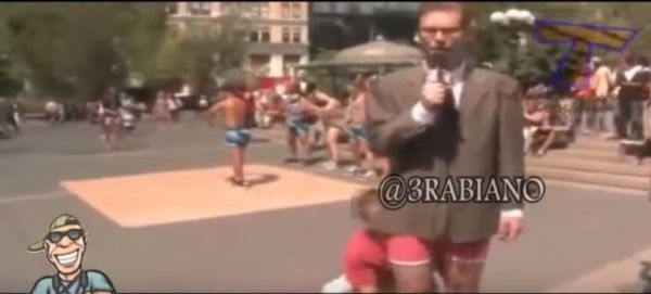 شاب يُسقط بنطلون مذيع على الهواء مباشرة!