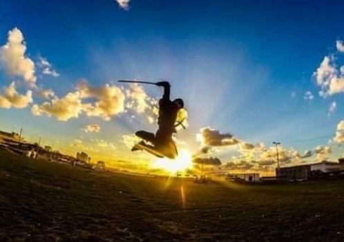 بالصور والفيديو ..الغزي "سمّور" يمارس رياضة النينجا في غزة لأول مرة