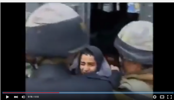 بالفيديو| الاحتلال يعتقل طفلا رغم بكائه وتوسلاته