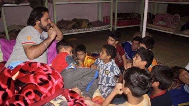 صور | شاب عراقي يثير ضجة في وسائل الإعلام لرعايته 33 يتيماً في بيته