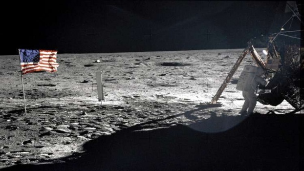 بالفيديو.. فضيحة مدوية.. مخرج أمريكي يكشف حقيقة الرحلة الأمريكية إلى القمر
