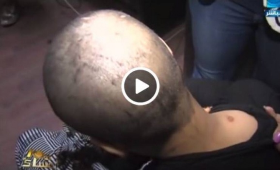 فيديو| عذب إبنته على طريقة داعش.. ماذا فعل بها؟!!