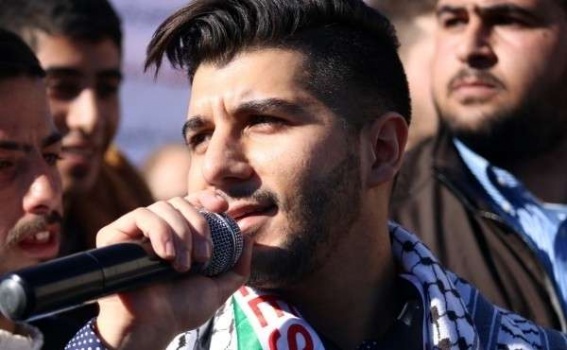 هيثم خلايلة ينسحب من حفل جامعة الخليل بسبب "صفعة " من والدة شهيد .. شاهد حقيقة ماحدث!!