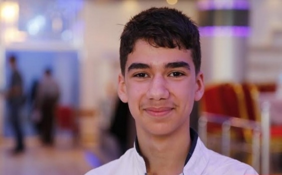 فتى فلسطيني يخترع زر ذكي للتحكم عن بُعد في الهواتف الذكية