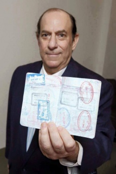 اشترى تذكرة طيران ذهبية ب 250 الف دولار لكن طمع الشركة كان له راي اخر