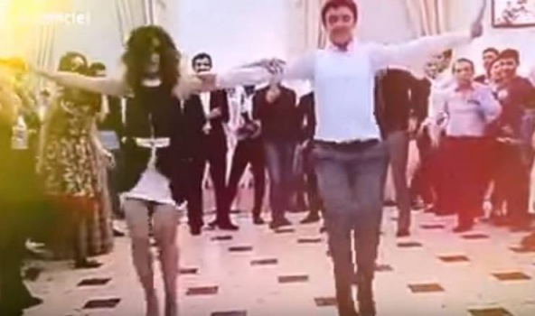 فيديو| فتيات يشعلن حفل زفاف بمنافسة الشباب في الرقص الأذربيجاني