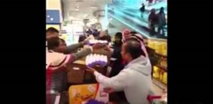 فيديو| صراع على كراتين البيض داخل ماركت بالسعودية!