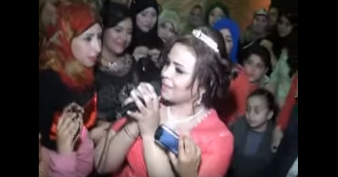 فيديو| عروس تملك صوتاً جميلا تغني في يوم زفافها .!