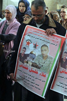 بالصور : اعتصام للمطالبة بتسليم جثامين الشهداء المحتجزين