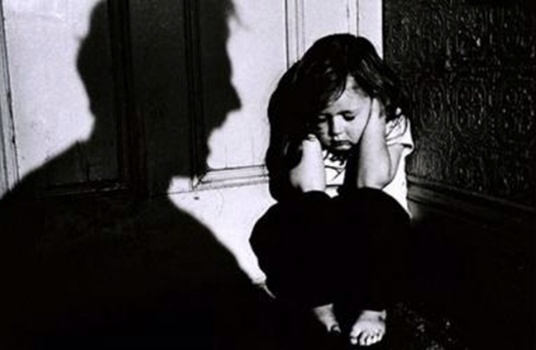 هذا ما تعرضت له فتاة..وشقيقاتها يصرخون من داخل المنزل لمساعدتها